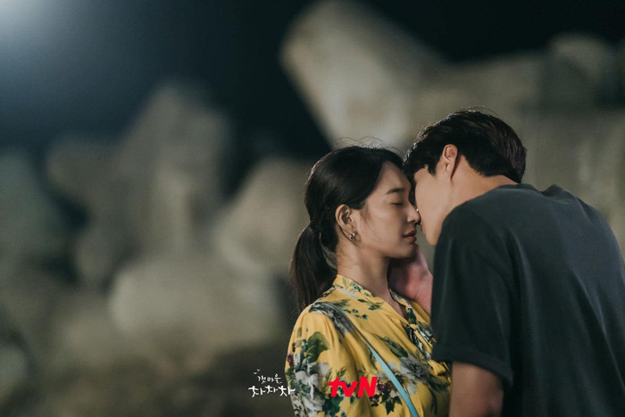 'Hometown Cha Cha Cha' tập 11: Khán giả ăn no 'cẩu lương' của Shin Min Ah và Kim Seon Ho Ảnh 1