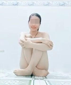 Cô gái nhìn như đang không mặc gì khi ngồi ở tư thế này. 