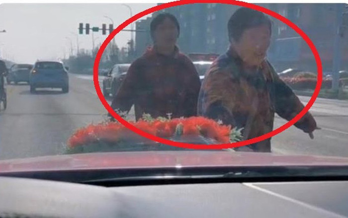 Hai bà lão chặn đường xe hoa đi đón dâu, biết lý do cô dâu chú rể chỉ biết lắc đầu ngao ngán Ảnh 2