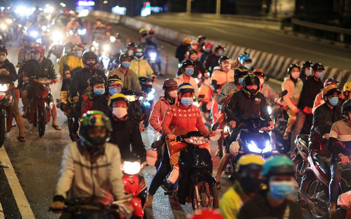 Hàng nghìn người dân chạy xe máy từ Bình Dương qua TP.HCM về quê miền Tây trong đêm Ảnh 2