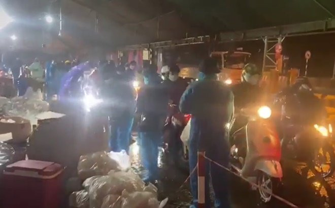 Cảm động trước nghĩa cửa cao đẹp của bà con Tây Nguyên với dòng người hồi hương qua chốt trong đêm mưa Ảnh 2