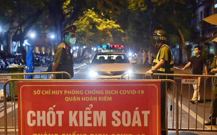 Clip cấp tốc đưa gần 150 trường hợp F1 tại Bệnh viện Việt Đức đến nơi cách ly tập trung Ảnh 2