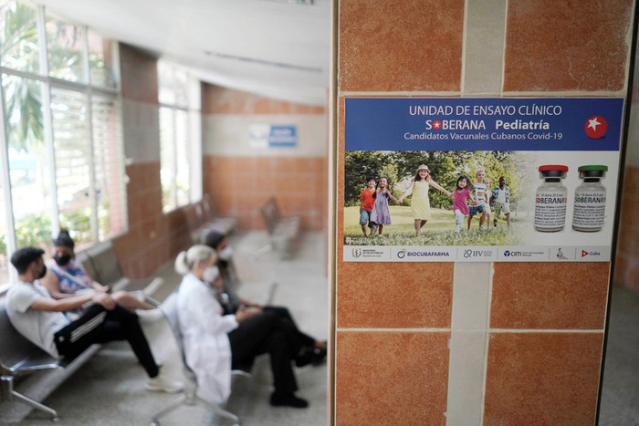 Tấm biển thông báo thử nghiệm lâm sàng vaccine Soberana 02 tại một bệnh viện ở Havana, Cuba. Ảnh: Reuters.