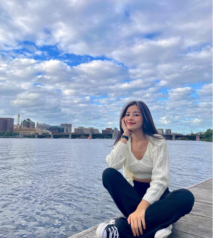 Nữ ca sĩ xinh đẹp, tràn đầy sức sống khi đi du lịch ở Mỹ 