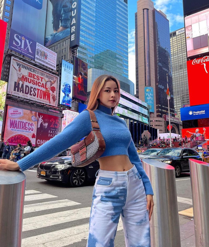 Chi Pu nhuộm tóc highlight tông cam cháy mặc nguyên set đồ gam màu xanh biển nổi bần bật cả đường phố New York