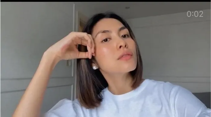 Với mái tóc ngắn nhìn Tăng Thanh Hà trông trẻ trung và năng động hẳn ra. 