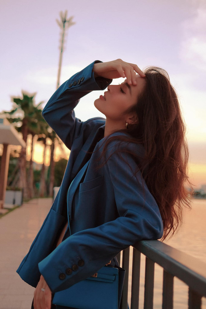 Chiếc áo blazer này không chỉ riêng Đông Nhi mà mọi nàng công sở đều sở hữu với  rất nhiều những công thức lên đồ thanh lịch