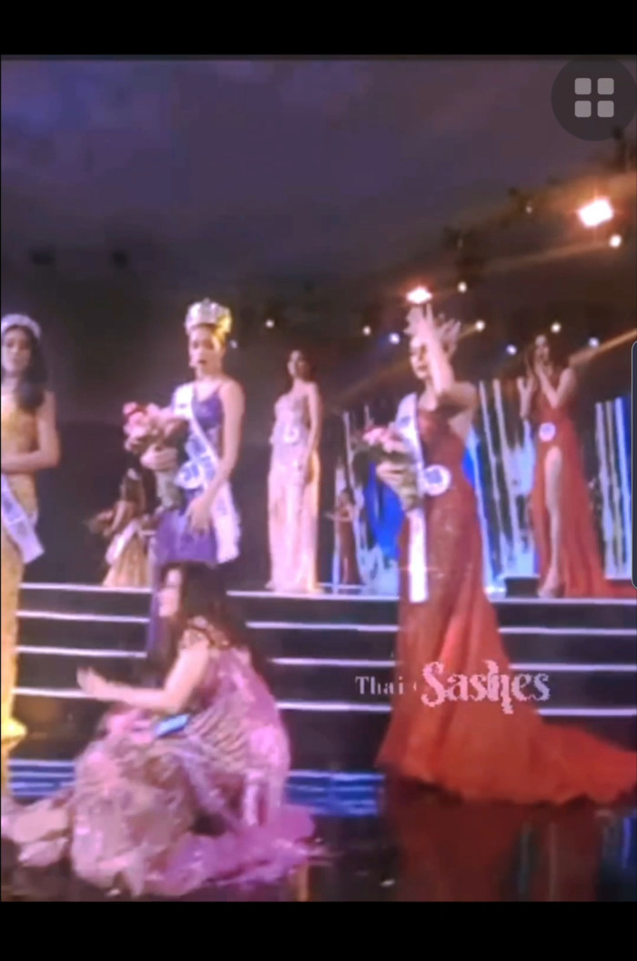 Miss World Philippines bị 'té sấp mặt' 2 lần trong đêm chung kết dài 5 tiếng rưỡi Ảnh 7