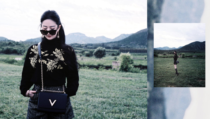 Kiểu áo đen cổ lọ mix cùng short xám đi cùng phụ kiện túi và mắt kính