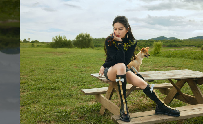 Nữ diễn viên chọn mặc toàn những trang phục vừa đẹp vừa sang hợp với không khí sang mùa Thu 