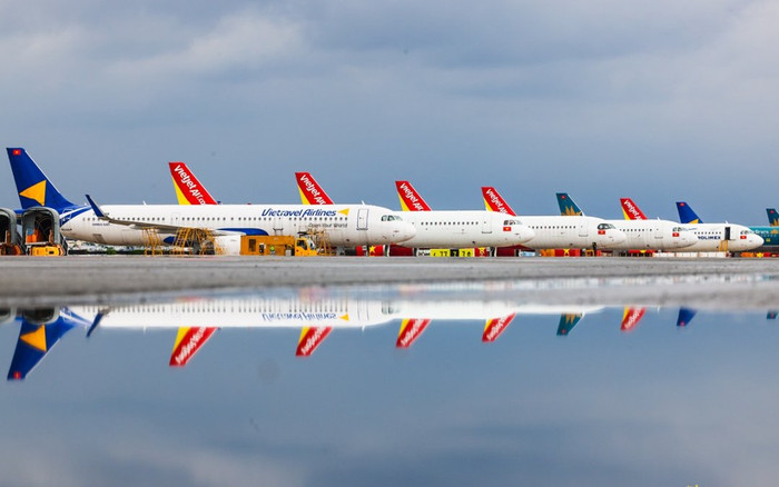 Sân bay Tân Sơn Nhất vắng lặng, những 'cánh chim' trầm mặc xếp hàng dài hun hút Ảnh 2