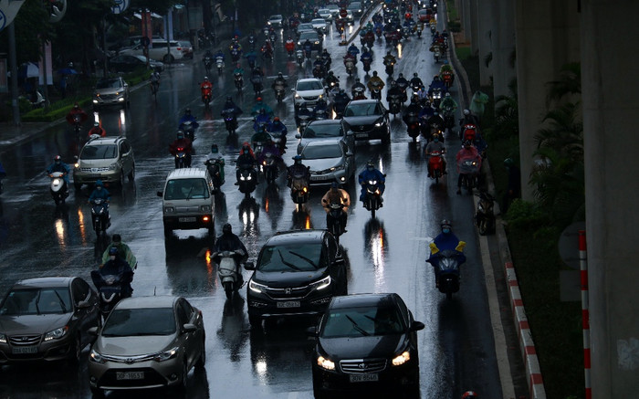 Mây đen cùng mưa tầm tã khiến người dân Hà Nội phải bật đèn đi làm vào sáng sớm thứ Hai đầu tuần Ảnh 2