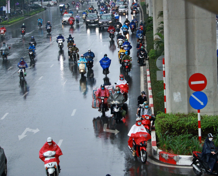 Mây đen cùng mưa tầm tã khiến người dân Hà Nội phải bật đèn đi làm vào sáng sớm thứ Hai đầu tuần Ảnh 3