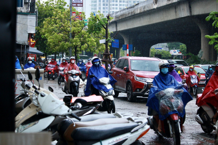 Mây đen cùng mưa tầm tã khiến người dân Hà Nội phải bật đèn đi làm vào sáng sớm thứ Hai đầu tuần Ảnh 4