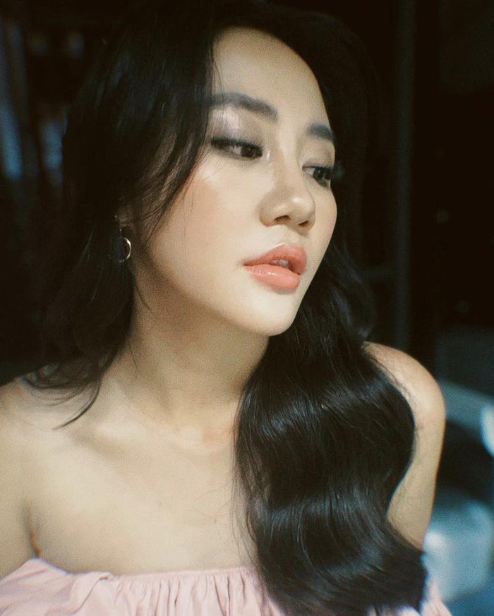 Thôi thì chắc rằng đây là một lỗi trang điểm nhỏ xíu của Văn Mai Hương mà thôi, thời điểm hiện tại, cô nàng ghi điểm cùng công chúng với nhan sắc thăng hạng, visual quyến rũ, ngọt ngào. 