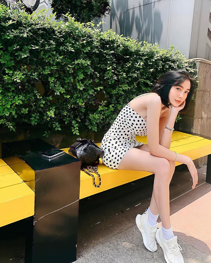 Thay vì những bức hình nóng bỏng, Elly Trần khoe street style có phần kín đáo hơn với chiếc váy quây chấm bi tôn dáng.