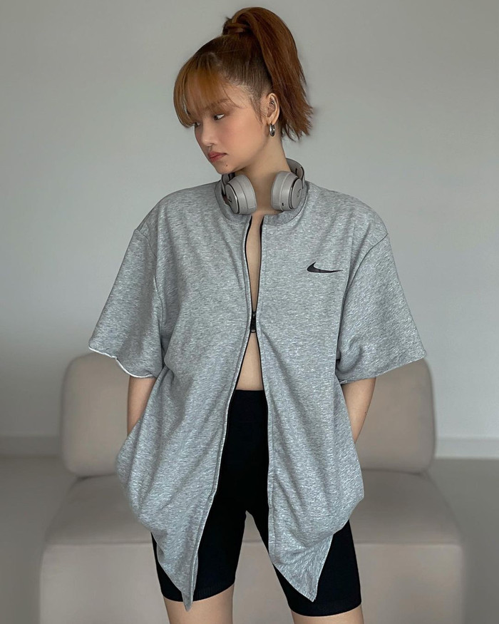 Chăm chỉ tập luyện giữ dáng, Miu Lê giờ ưu ái trang phục sporty, khoe khéo đường cong nhưng theo cách chẳng hề phô phang. 