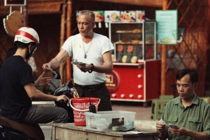 Bác Vũ Tiến Dũng hiện đang làm bảo vệ trông xe tại ĐH Hà Nội. Ảnh: The selling book boy/ Cậu bé bán sách