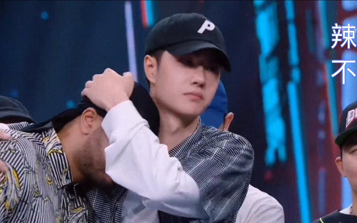 Vương Nhất Bác ôm chầm an ủi vũ công ngoại quốc: Bạn trai quốc dân là đây chứ đâu! Ảnh 2