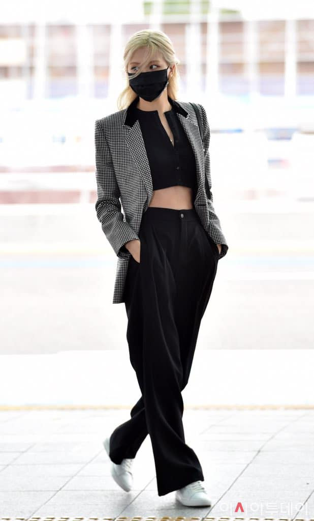 Tiếp đó Rosé chọn cả set đồ đến từ YSL với blazer xám kẻ ô mix cùng áo croptop và quần âu&nbsp;