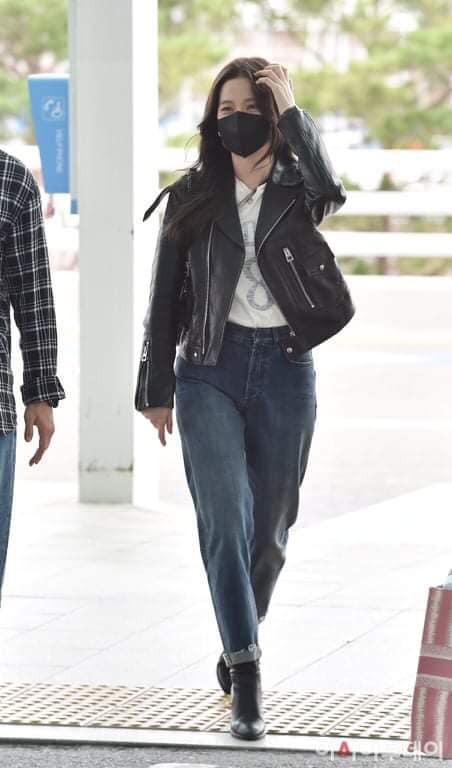 Jisoo BlackPink là người đầu tiên rời khỏi Hàn Quốc lên đường sang Pháp trong set đồ ấm cúng với áo leather khoác ngoài mix jeans và boots