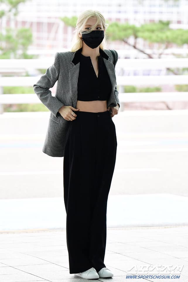 Nàng đại sứ nhà Saint Laurent được dân tình đánh giá mặc đẹp nhất trong 4 nàng khi lên đường sang Pháp