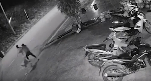 Clip: Đang ngồi nói chuyện với bạn trai cô gái bất ngờ lao ra trước đầu xe container với ý định tự tử Ảnh 3