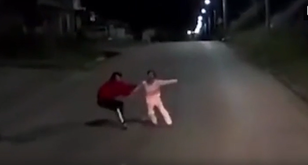 May mắn, cô gái được nam thanh niên cứu sống kịp thời