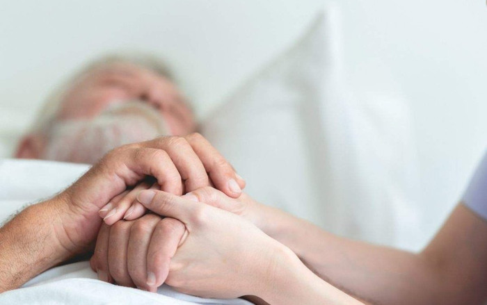 Hay tin cha hấp hối, con trai liều mình 'trốn' cách ly để gặp mặt lần cuối và cái kết ấm lòng Ảnh 2