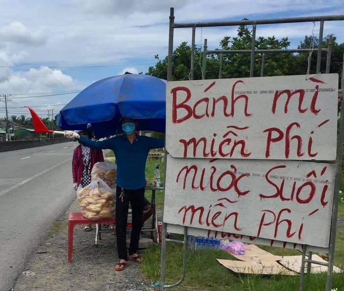 Can xăng, ổ bánh mì tình thương cho người dân về miền Tây: Trân quý làm sao hai tiếng 'đồng bào'! Ảnh 2