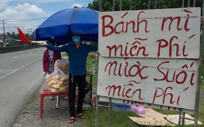 Can xăng, ổ bánh mì tình thương cho người dân về miền Tây: Trân quý làm sao hai tiếng 'đồng bào'! Ảnh 2