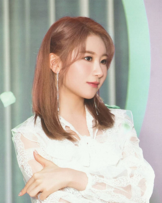 Chaeyeon cũng là sao Hàn bị gỏi cuốn 'bỏ bùa'.