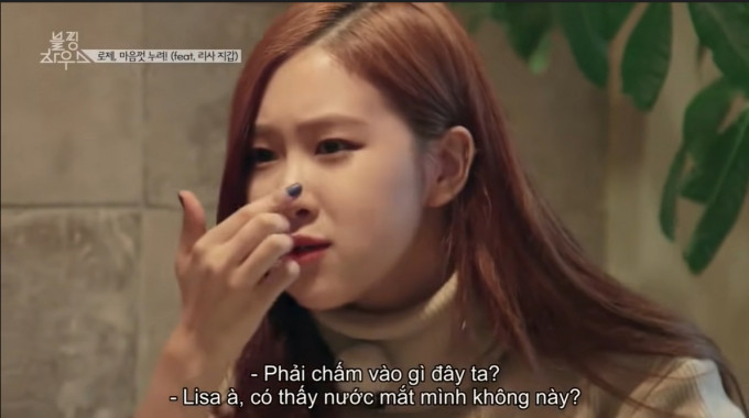 Cô nàng thậm chí còn hỏi Lisa rằng 'Cậu có thấy nước mắt của mình chảy ra không?'