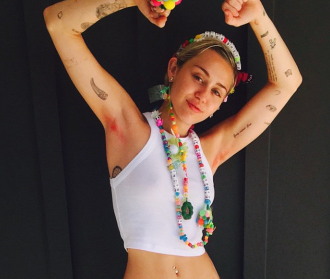 Miley Cyrus thích thú khoe với khán giả điểm đặc trưng của mình. 