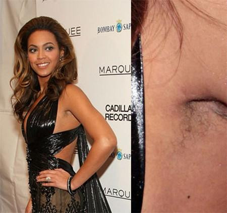 Bejoncé cũng thoải mái để lộ điểm tự nhiên cơ thể dưới chiếc váy ôm quyến rũ, nhưng rõ ràng không hề ảnh hưởng đến vẻ đẹp của cô. 