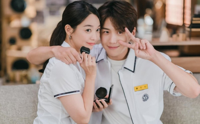 Kim Woo Bin lên tiếng khi ăn no 'cẩu lương' của Shin Min Ah và Kim Seon Ho trong 'Hometown Cha Cha Cha' Ảnh 2