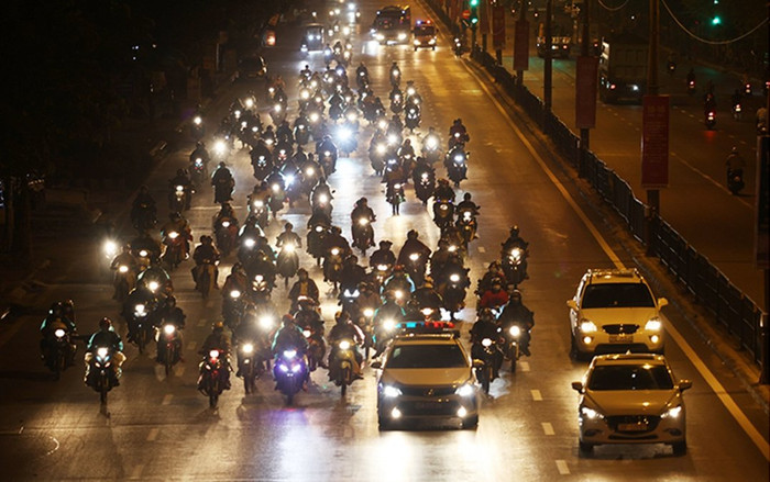 Đoàn người rời Bình Dương về quê đi qua Hà Nội trong đêm, CSGT hỗ trợ dẫn đường Ảnh 2