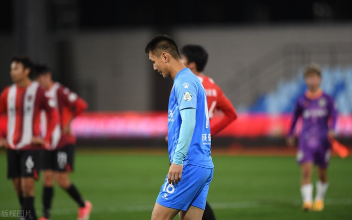 VIDEO: Thủ môn Trung Quốc 'tấu hài', tự tay ném thẳng bóng vào lưới nhà Ảnh 2