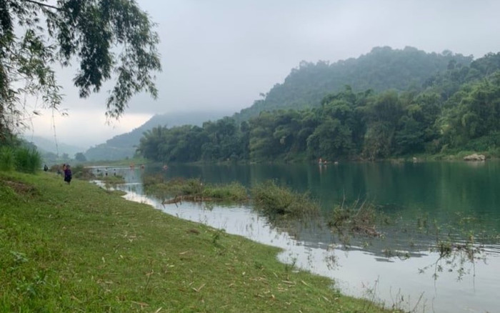 8 học sinh chèo thuyền sang gặt lúa hộ bạn, lúc về thuyền lật khiến 4 em mất tích Ảnh 2