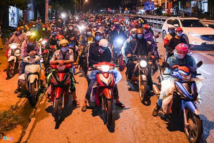 Đoàn xe di chuyển khoảng 30 km được bố trí dừng nghỉ một lần. Ảnh: Zing