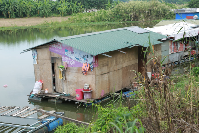 Các gia đình trong xóm có kinh tế khó khăn.