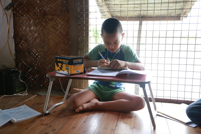 Tùng Linh rất chăm học và luôn mong mỏi sớm được đến trường.