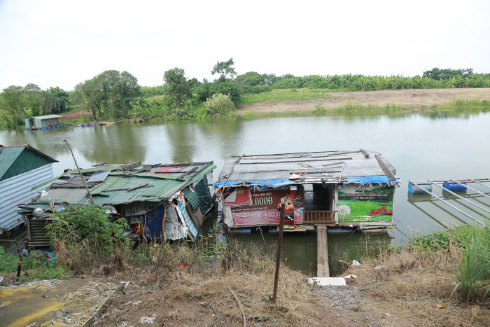 Xóm Phao nghèo ở ven bãi giữa sông Hồng, Hà Nội.