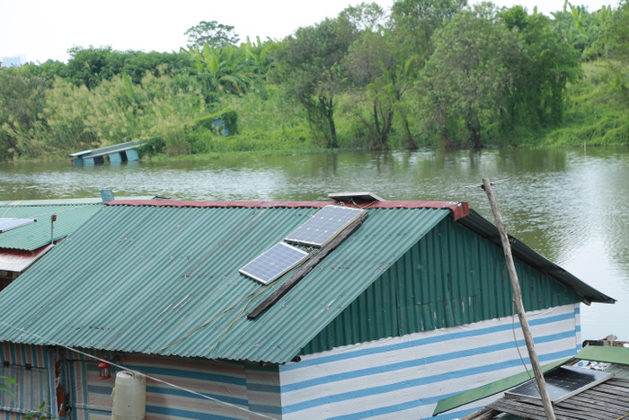 Xóm không có điện lưới, phải sử dụng năng lượng mặt trời.