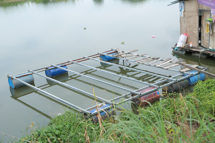 Không có đất, họ dựng nhà trên mặt nước ven bãi giữa sông Hồng để không phải thuê đất.
