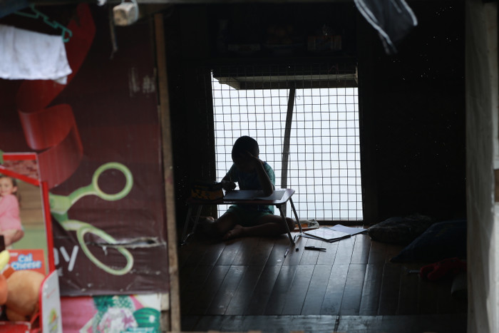 Các em nhỏ nơi đây cũng khó khăn trong việc học online do thiếu thốn.