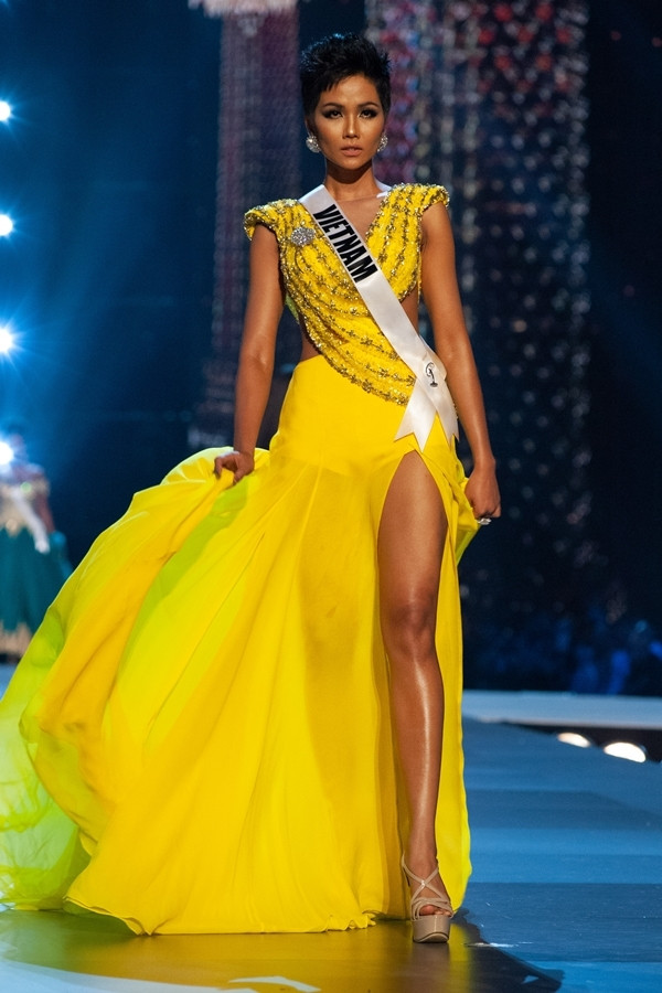 H'Hen Niê khiến công chúng bàn tán với màn xoay váy như cánh bướm trên sân khấu Miss Universe.
