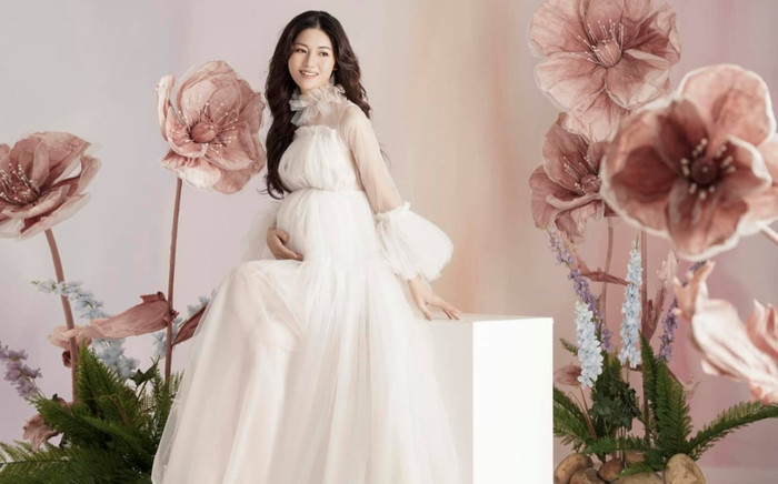 Á hậu Thanh Tú bầu bí cuối thai kỳ vẫn xinh đẹp như công chúa kiêu sa Ảnh 2