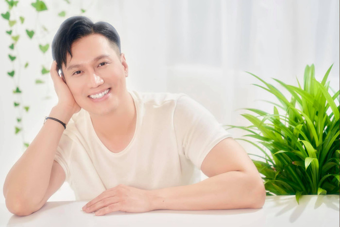 Việt Anh đăng ảnh hóa 'chàng thơ' đẹp trai, hiền lành. Nụ cười của anh đốn tim biết bao khán giả.