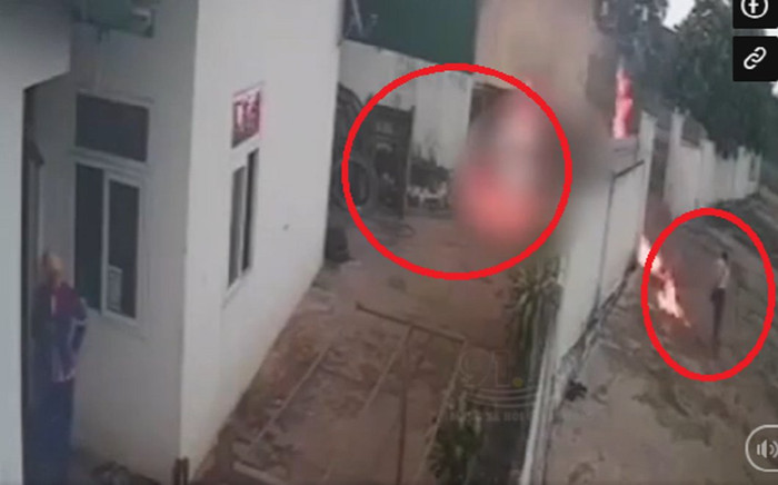 Kinh hoàng khoảnh khắc người phụ nữ tạt xăng thiêu sống người đàn ông rồi lạnh lùng bỏ đi Ảnh 2